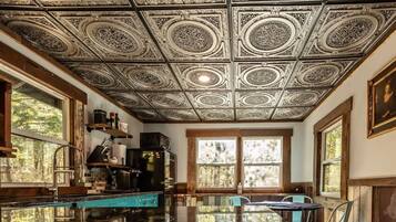 Réfrigérateur, micro-ondes, plaque de cuisson, grille-pain