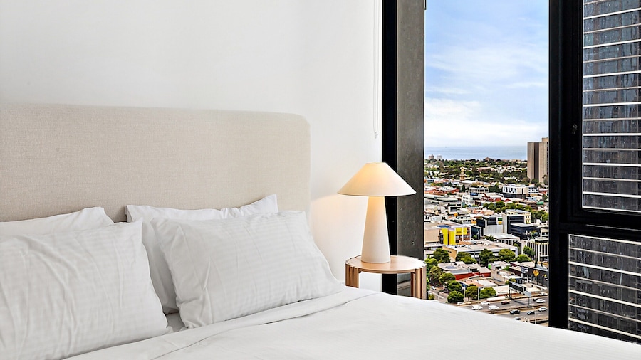 Stylish Southbank Apartment With On-site Parking