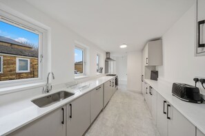 Private kitchen - Spacious 4BR Home w/ Private Parking & WiFi (Gravesend)