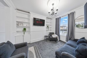 Smart TV - Spacious 4BR Home w/ Private Parking & WiFi (Gravesend)