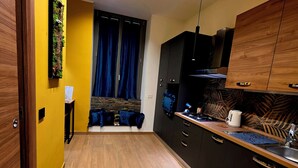 Une cuisine moderne avec des meubles en bois, une cuisinière encastrée et un évier.