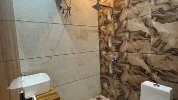 Standard Single Room, Courtyard View | Bathroom | Slippers, towels, soap, shampoo