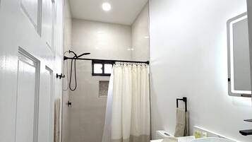 Douche, sèche-cheveux, serviettes fournies, savon