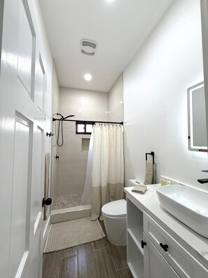 Shower, hair dryer, towels, soap - Leleka's Cabin - O2 (Flowers Bay)