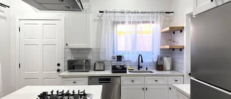 Coffee/tea maker, fridge, microwave, stovetop