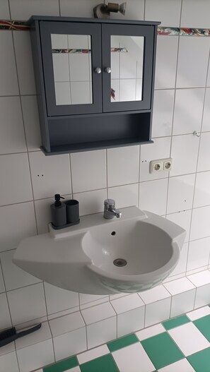 Serviettes fournies, savon, papier toilette