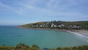 Une ville côtière avec des maisons construites sur une colline, d’où l’on a une vue sur la mer.