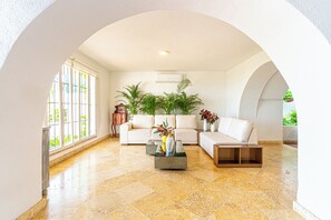 Interior - Casa Cuba - Beachfront Mansion with 8BR, 2 Pool and Club (Cartagena de Indias)