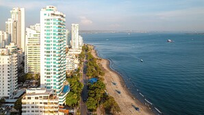 Eine Küstenstadt mit Wolkenkratzern, einem Strand und blauem Himmel.