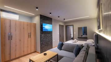 Deluxe Suite, Balcony | Minibar, bed sheets