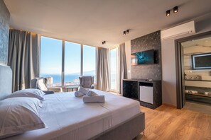 Front of property - evening/night - Ersa Luxury Rooms (Sarande)