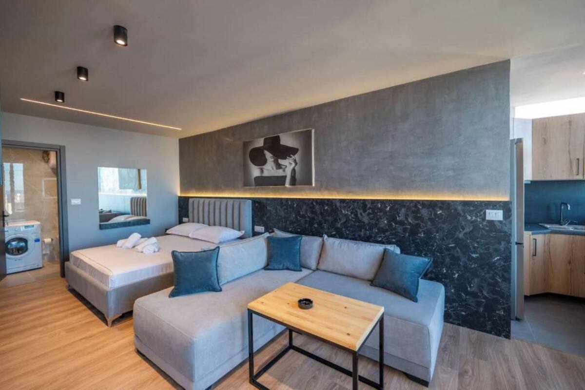 Deluxe Suite, Balcony | Minibar, bed sheets