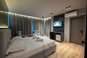 Minibar, bed sheets - Ersa Luxury Rooms (Sarande)