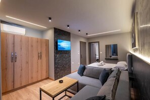 Minibar, bed sheets - Ersa Luxury Rooms (Sarande)