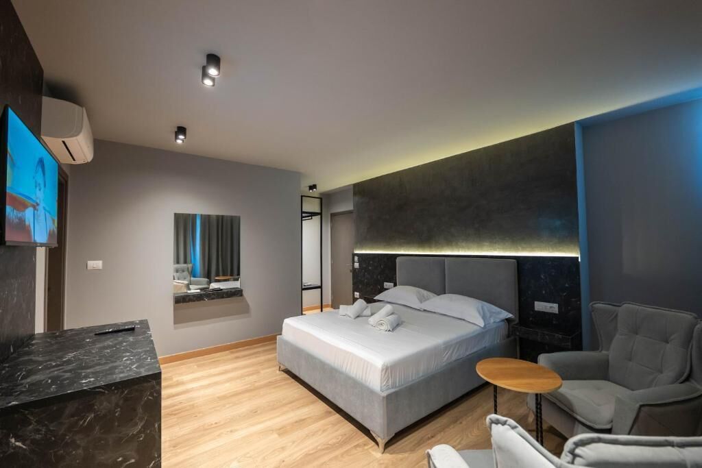 Suite, Balcony | Minibar, bed sheets