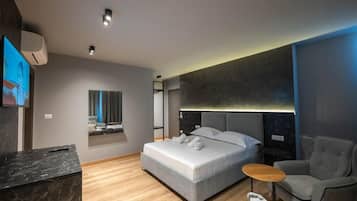 Suite, Balcony | Minibar, bed sheets