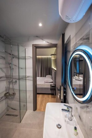 Double Room | Bathroom | Shower, hair dryer, towels, toilet paper - Ersa Luxury Rooms (Sarande)