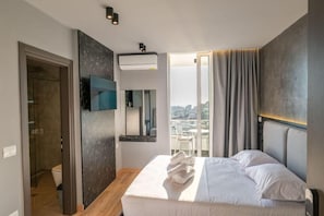 Habitación doble, balcón | Minibar, sistema de insonorización, ropa de cama