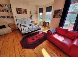 5 bedrooms, iron/ironing board, WiFi, bed sheets - 
Authentic designer and artistic house
Family friendly
Close to Anfield and city (Liverpool)