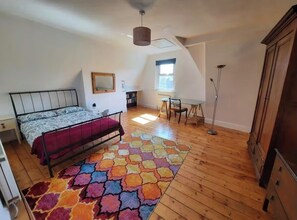5 bedrooms, iron/ironing board, WiFi, bed sheets - 
Authentic designer and artistic house
Family friendly
Close to Anfield and city (Liverpool)