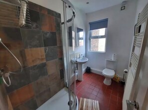 Hair dryer, towels, soap, toilet paper - 
Authentic designer and artistic house
Family friendly
Close to Anfield and city (Liverpool)