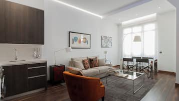 Apartamento estándar, 2 habitaciones | Zona de estar