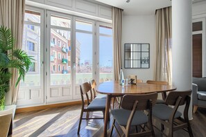 Apartment, 2 Bedrooms | Dining - Dobo Madrid Gran Vía (Madrid)
