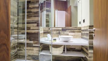 Apartamento, 2 habitaciones | Baño | Secador de pelo, toallas, champú y papel higiénico