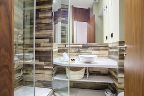 Apartment, 2 Bedrooms | Bathroom - Dobo Madrid Gran Vía (Madrid)