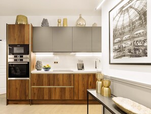 Microwave, oven, stovetop, dishwasher - LivinParis | Luxury A/C 3 Bedrooms Rivoli (Paris)
