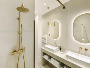 Hair dryer, towels - LivinParis | Luxury A/C 3 Bedrooms Rivoli (Paris)
