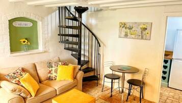 Smart-TV, DVD-Player, Bücher, Videothek