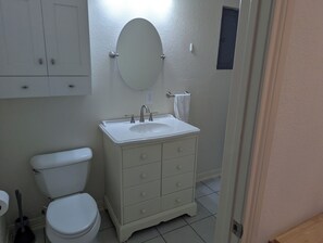 Dusj, hårføner, håndklær og såpe