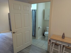 Shower, hair dryer, towels, soap - Entire home in Denton, Texas (Denton)