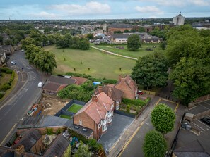 Exterior - Stanley Park House, Peterborough - 3 bedroom, 3 bathroom, parking, City centre (Peterborough)