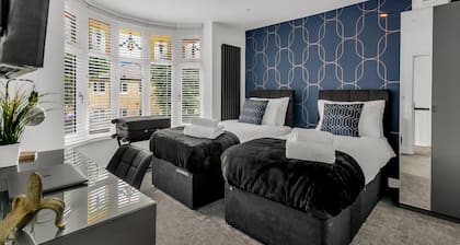 Stanley Park House, Peterborough - 3 bedroom, 3 bathroom, parking, City centre