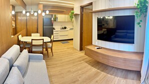Apartment | Living area | 42-inch Smart TV with premium channels - Vacanze - Infiniti (Maceió)