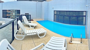 Piscine couverte, chaises longues