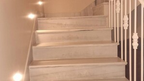 Un escalier avec des rampes et des marches blanches.