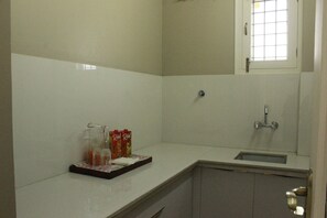 Douche, serviettes fournies, savon, papier toilette