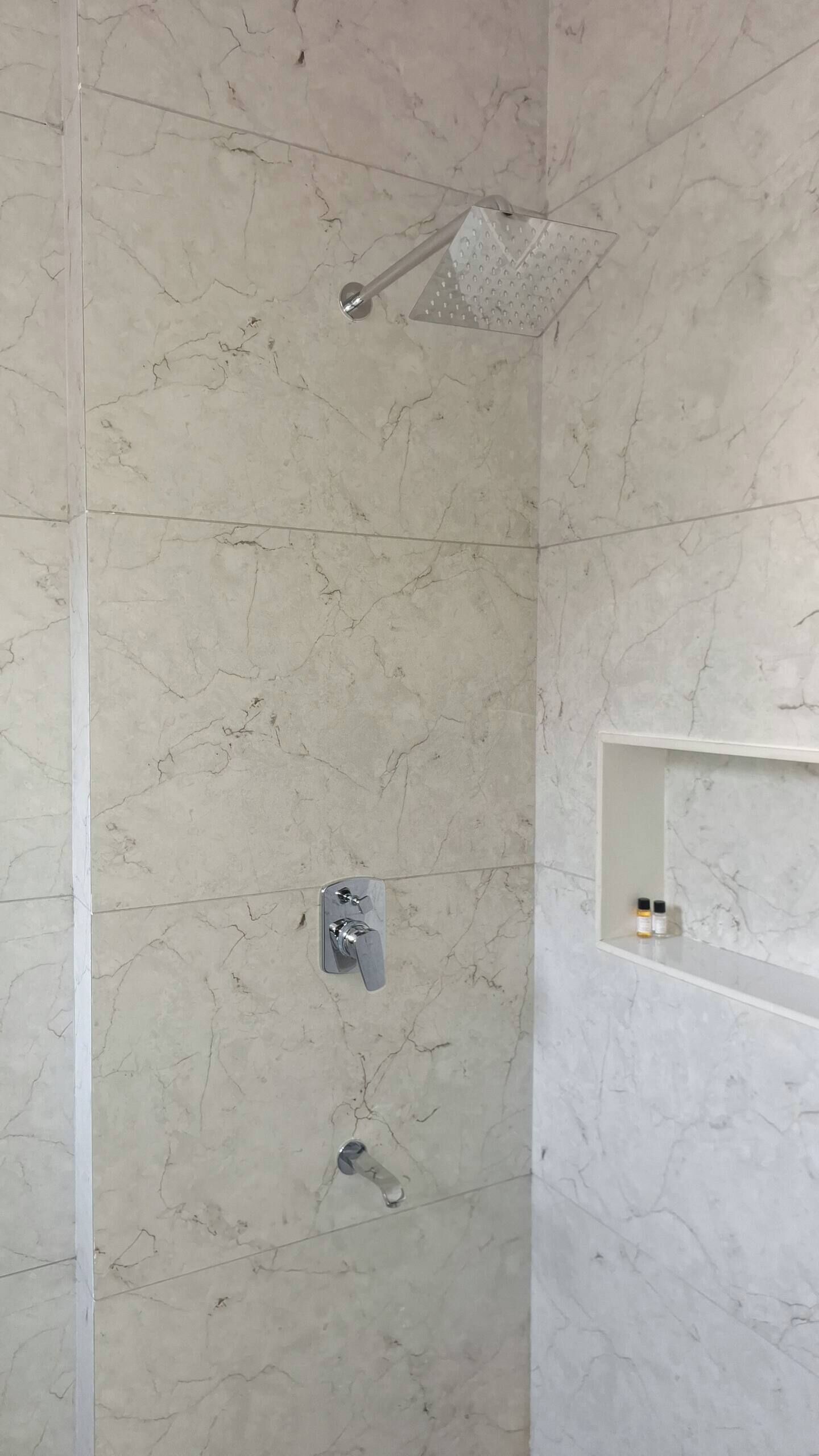 Douche, serviettes fournies, savon, papier toilette