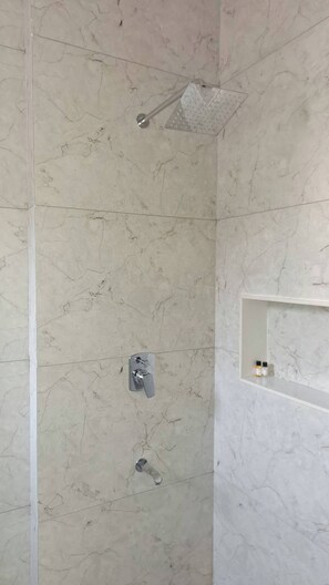 Dusj, håndklær, såpe og toalettpapir