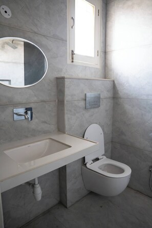 Dusj, håndklær, såpe og toalettpapir