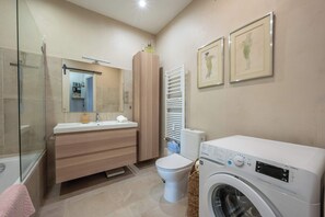 Douche, sèche-cheveux, serviettes fournies, shampoing