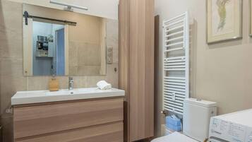 Een douche, gratis toiletartikelen, een haardroger, handdoeken