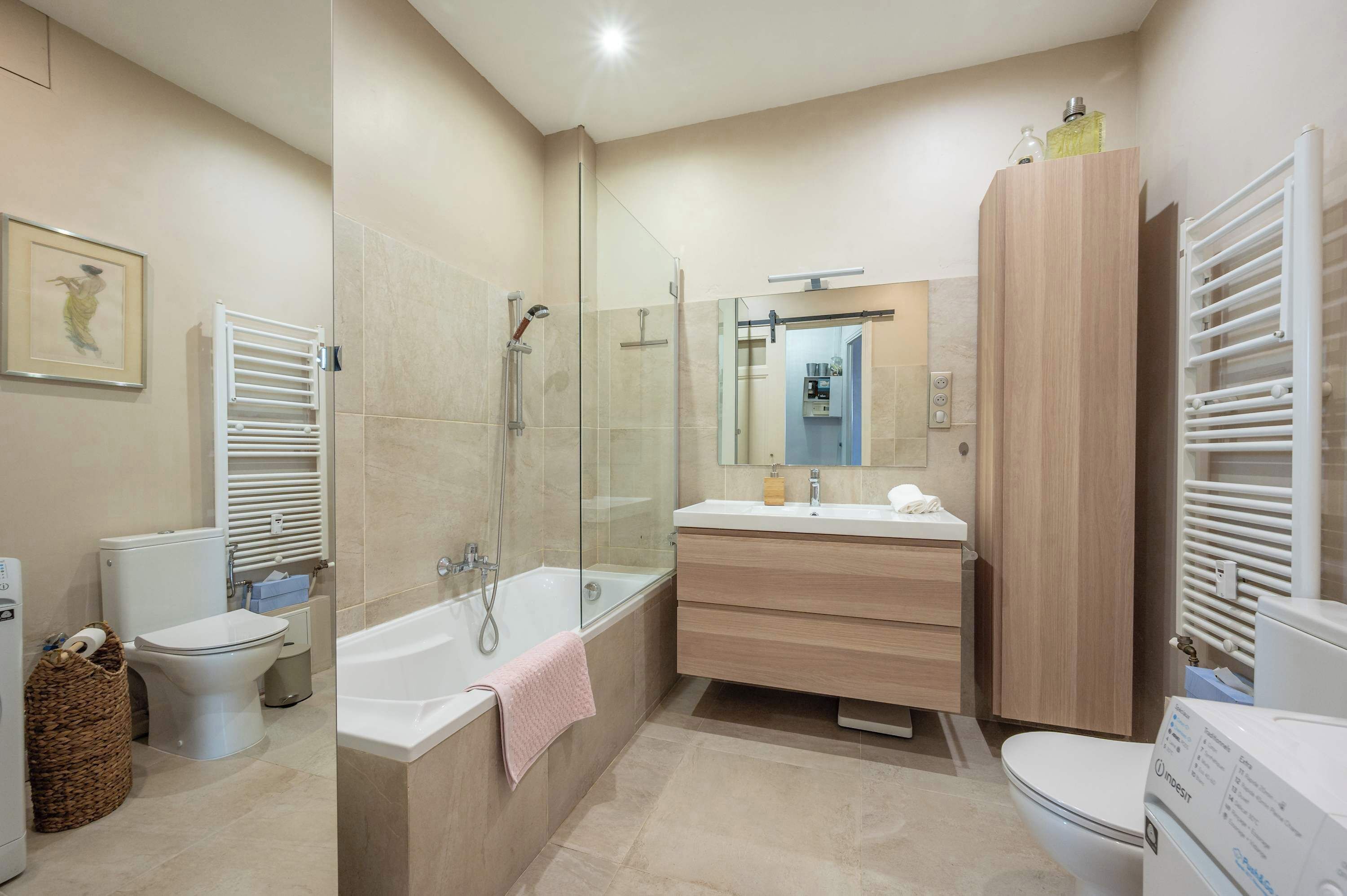 Shower, hair dryer, towels, shampoo