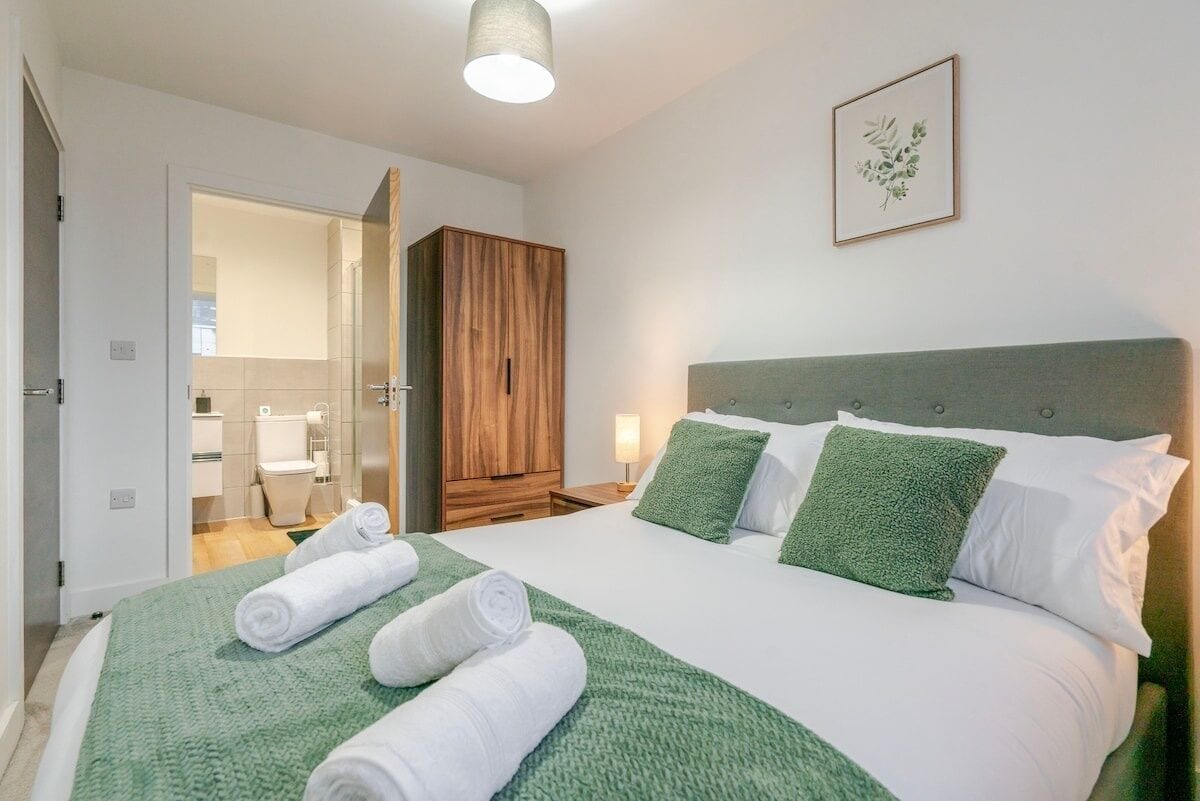 2 bedrooms, iron/ironing board, internet, bed sheets