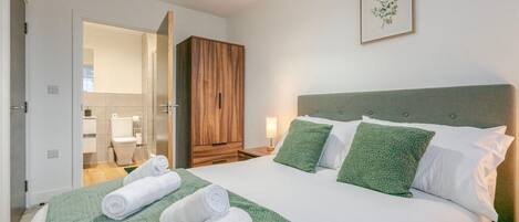 2 bedrooms, iron/ironing board, internet, bed sheets