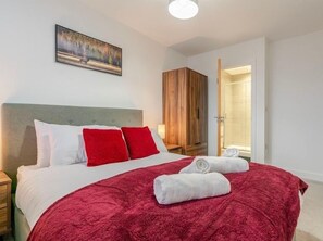 2 bedrooms, iron/ironing board, Internet, bed sheets - 2-Bed | Old Trafford | Free Parking | Contractors (Stretford)