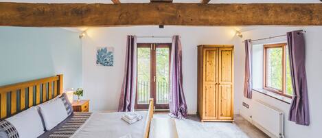 4 dormitorios, tabla de planchar con plancha, cuna de viaje